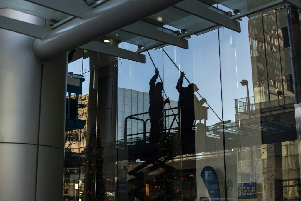 Streifenfreie Reinigung einer Glasfläche mit Abzieher